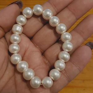 cream pearl bracelet